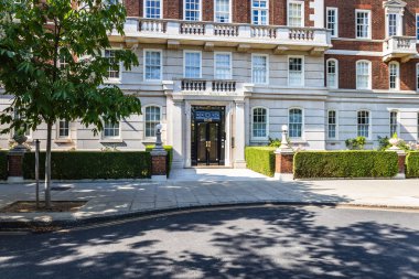 Bu fotoğraf Kensington, Londra 'nın güzelliğini gözler önüne seriyor. Lüks mimari, ağaçlarla kaplı sokaklar ve sakin bir şehir atmosferi var.