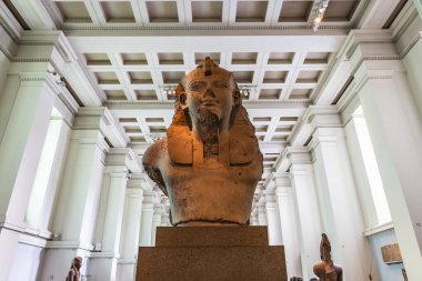 İngiliz Müzesi 'nde sergilenen Kral Amenhotep III' ün büstü antik Mısır sanat ve tarihini vurguluyor. Londra, İngiltere, 27 Haziran 2023