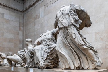 Londra 'daki British Museum' da sergilenen Parthenon East pediment 'ten dikkate değer heykeller antik Yunan sanatını sergiliyor. Londra, İngiltere, 27 Haziran 2023