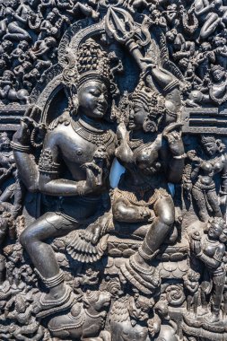 İngiliz Müzesi 'nde Shiva ve Parvati' nin karmaşık heykelini keşfedin, güzel bir Hint sanatı ve Hindu kültürü sergisi. Londra, İngiltere, 27 Haziran 2023