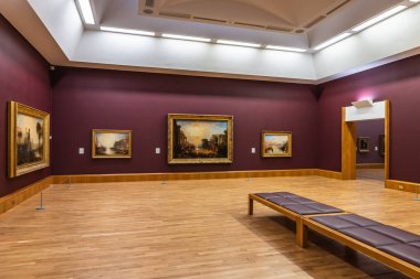 Londra 'daki Ulusal Galeri' nin içinde güzel bir sergi odası, klasik resimler, zarif ışıklandırma ve sıcak ahşap zemin. Londra, İngiltere, 28 Haziran 2023