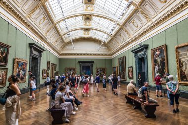 Londra 'daki Ulusal Galeri' yi deneyin. Ziyaretçiler güzel tasarlanmış sergi alanında zamansız sanat ve kültüre hayrandır. Londra, İngiltere, 28 Haziran 2023