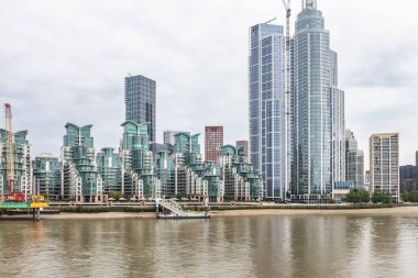 Thames nehri boyunca Londra şehir merkezindeki modern gökdelenlerin ve cam kulelerin çarpıcı manzarası
