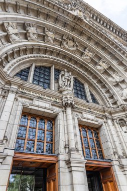 Londra 'daki Victoria ve Albert Müzesi cephesinin ihtişamını yakalayın. Süslü detaylar ve çarpıcı mimari içeriyor.