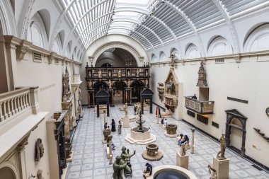 Victoria ve Albert Müzesi 'nde cam çatısı ve müze ziyaretçileri olan geniş sergi salonu. Londra, İngiltere, 28 Haziran 2023