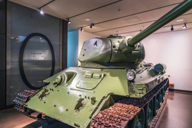 Londra İmparatorluk Savaş Müzesi 'ndeki T-34 tank sergisinde 2. Dünya Savaşı' nın en ünlü Sovyet zırhlı araçlarından biri sergileniyor. Londra, İngiltere, 1 Temmuz 2023