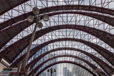 Kanarya Rıhtımı istasyonunun iç mimari ayrıntıları eğimli tavan tasarımı içeriyor