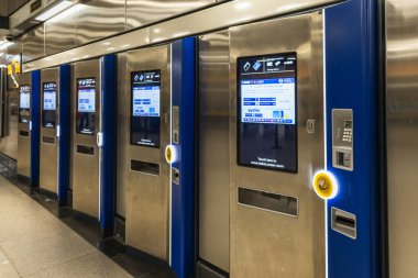 Londra metro istasyonunda, yolcuların metro sistemi için bilet almaya hazır otomatik bilet kuyruğu. Londra, İngiltere, 4 Temmuz 2023