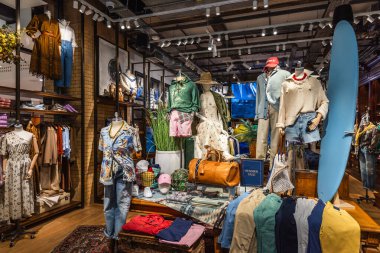 Şık kıyafetler, mankenler ve modaya uygun bir alışveriş ortamı yaratan dekoratif unsurların yer aldığı canlı bir iç giyim mağazası. Londra, İngiltere, 4 Temmuz 2023