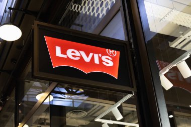 Zarif Levis mağaza önü logosu parlak siyah bir arka plana karşı sergilenmiş, lüks ve sofistike sembolize ediliyor. Londra, İngiltere, 4 Temmuz 2023