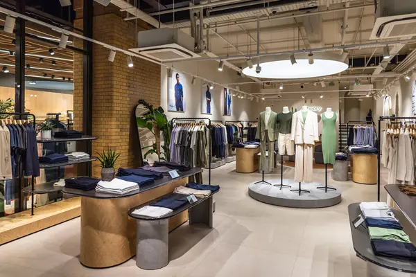 Lüks bir butik mağazası güzel tasarlanmış bir mekanda sofistike moda kıyafetleri sergiliyor. Londra, İngiltere, 4 Temmuz 2023