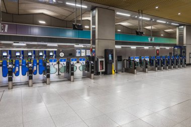 Londra metro istasyonundaki modern bilet engelleri, şık ve verimli tasarımla organize giriş noktaları içeriyor. Londra, İngiltere, 4 Temmuz 2023