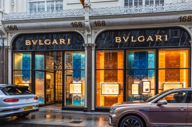 Londra 'daki Bvlgari butiği, gösterişli vitrinleri ve zarif dekorlarıyla lüks bir mağaza vitrini sergiliyor. Londra, İngiltere, 4 Temmuz 2023
