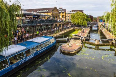 Resifler Kanalı manzaralı, tekneler, piyasa titreşimleri ve büyüleyici şehir atmosferiyle Camden Town London 'ı keşfedin. Londra, İngiltere, 8 Temmuz 2023