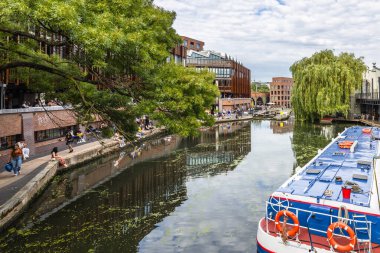 Renkli tekneleri, yemyeşil yeşillikleri ve sakin nehir kenarı manzarası olan Londra 'daki Vekiller Kanalı' nı keşfedin.