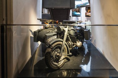 2. Dünya Savaşı döneminden kalma BMW R75 askeri motosiklet, Alman kuvvetleri tarafından kullanılan bir sepetle tarihi araç koleksiyonunun bir parçası olarak Londra İmparatorluk Savaş Müzesi 'nde sergilenmektedir. Londra, İngiltere, 9 Temmuz 2023