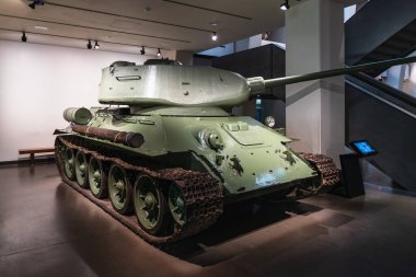 Londra 'daki İmparatorluk Savaş Müzesi' nde sergilenen bir Sovyet T-34 tankı. Bu ikonik 2. Dünya Savaşı tankı zırhlı savaşta çok önemli bir rol oynadı. Londra, İngiltere, 9 Temmuz 2023