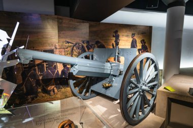 İmparatorluk Savaş Müzesi 'nde sergilenen ikonik bir 1. Dünya Savaşı topçu mermisi olan Fransız 75 mm' lik hızlı ateşleme silahı. Londra, İngiltere, 9 Temmuz 2023
