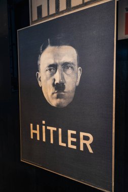 Adolf Hitler 'in 2. Dünya Savaşı döneminden kalma bir propaganda posterini Londra İmparatorluk Savaş Müzesi' nde sergilenirken, savaş tarihini sergileyin. Londra, İngiltere, 9 Temmuz 2023