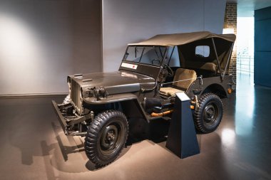 2. Dünya Savaşı 'ndan kalma klasik bir Willys MB Jeep, Londra' daki İmparatorluk Savaş Müzesi 'nde sergileniyor. Askeri ulaşım ve tarihin sembolü. Londra, İngiltere, 9 Temmuz 2023