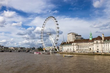 Londra 'nın gözü Thames nehrinin üzerinde dimdik duruyor, Londra' nın ufuk çizgisini ve tarihi binaları çarpıcı bir şekilde gösteriyor.