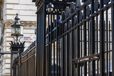 Tarihi demir kapılar, İngiltere Başbakanı 'nın 10 Downing Sokağı' na güvenli giriş olduğunu gösteriyor.