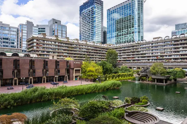 Londra 'daki Barbican Merkezi Brutalist mimari, manzaralı yeşillik ve modern şehir hayatının harika bir karışımını sunuyor.