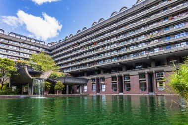 Londra 'daki Barbican Merkezi' nde vahşi mimari, şehir göleti ve yemyeşil sergileniyor.