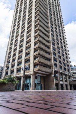 Londra 'da uzun bir Barbican Konut Kulesi, barbar mimari ve beton tasarımı sergiliyor.