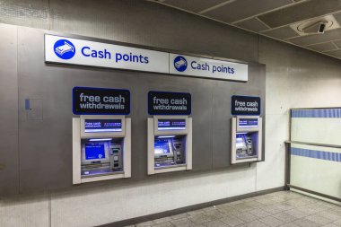 Londra metro istasyonunda bir dizi para makinesi, bankamatik para çekme hizmeti veriyor. Londra, İngiltere, 16 Temmuz 2023