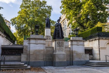 Kral VI. George ve Kraliçe Elizabeth Kraliçe Ana Anıt, Londra 'nın tarihi simgesidir.