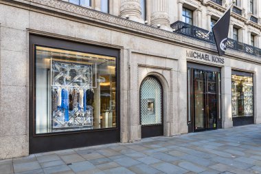 Michael Kors 'un şık moda vitrinleri var. Londra, İngiltere, 23 Temmuz 2023