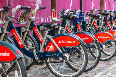 Londra 'daki limanlarda kiralık bisikletler, Santander Döngüsü girişimini uygun ve yeşil hareketlilik çözümleri için sergiliyor. Londra, İngiltere, 23 Temmuz 2023