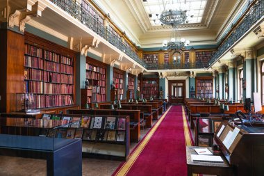 Victoria ve Albert Müzesi 'ndeki göz kamaştırıcı kütüphane odasında antika kitaplıklar bulunuyor. Londra, İngiltere, 19 Ağustos 2023