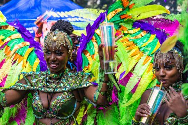 Notting Hill Karnaval sanatçıları göz kamaştırıcı kıyafetler içinde kültürlerini, topluluklarını ve açık havada kutlamalarını sergiliyorlar. Londra, İngiltere, 28 Ağustos 2023