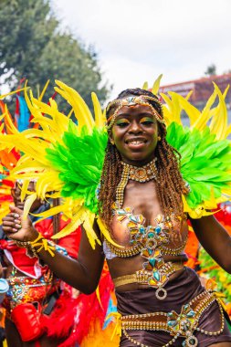 Notting Hill Karnavalı 'nda dansçı. Parlak, renkli kostümler giyiyor. Kültürü ve açık havayı kutluyor. Londra, İngiltere, 28 Ağustos 2023