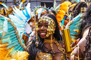 Notting Hill Karnavalı 'nda süslü kostümlü ve enerjik dansçıların yer aldığı neşeli bir gösteri sahnesi. Londra, İngiltere, 28 Ağustos 2023