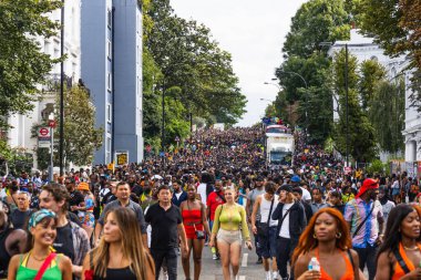 Notting Hill Karnavalı 'nın hareketli sokak manzarası Karayip kültürünü kutlayan kalabalığın enerjisini gösteriyor. Londra, İngiltere, 28 Ağustos 2023