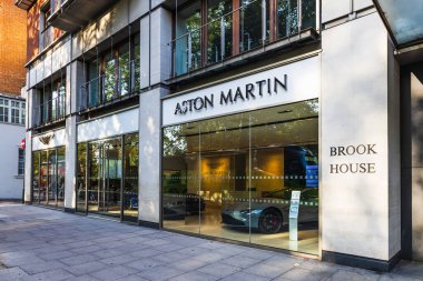 Gösterişli cam cepheli Aston Martin mağazası, lüks arabalar ve lüks bir sergi salonu deneyimi. Londra, İngiltere, 28 Ağustos 2023