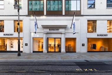 Şık mimarisi, rafine markası ve lüks vitrinleri olan Burberry perakende mağazası. Londra, İngiltere, 28 Ağustos 2023