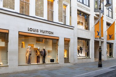 Louis Vuitton vitrinleri, lüks moda ve zarafeti yansıtan modern tasarım vitrinleri. Londra, İngiltere, 28 Ağustos 2023