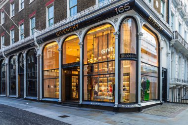 Zarif vitrinleri olan lüks bir givenchy mağazası. Londra, İngiltere, 28 Ağustos 2023