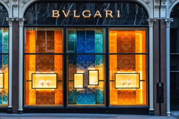 Londra 'da Bvlgari perakende mağazası lüks mücevherler sergileyen şık ve modern bir dış görünüşü var. Londra, İngiltere, 28 Ağustos 2023