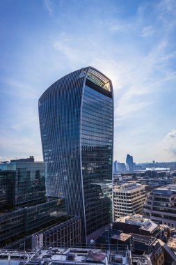 Londra finans bölgesinde kendine özgü eğriler ve fütürist tasarım içeren ikonik telsiz kulesi