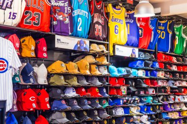 Spor hayranları ve koleksiyoncular için formalar, kepler ve ayakkabılar da dahil olmak üzere basketbol ürünlerinin renkli perakendecileri. Londra, İngiltere, 2 Eylül 2023