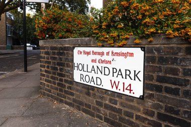 Holland Park Caddesi tabelası çiçek açan bir duvarda, Londra 'nın cazibesini yakalıyor.