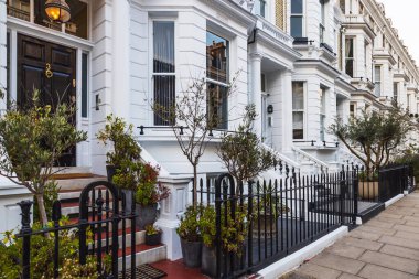 Dekoratif detaylarla, yemyeşil bitkilerle ve yerleşim yerlerindeki cazibeyle göz kamaştırıcı Viktorya dönemi kasaba evleri