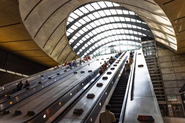 Canary Wharf Jübile Hattı İstasyonundaki yürüyen merdivenler modern mimariye sahip hayret verici bir cam tavan penceresine çıkıyor.