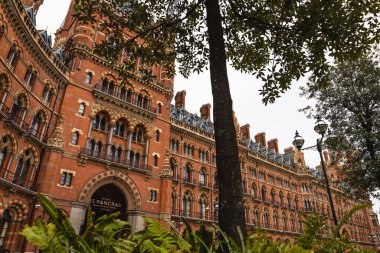 Londra 'daki Iconic St Pancras Oteli Gotik Uyanış tasarımı ve tarihi Viktorya dönemi zarafeti sergiliyor. Londra, İngiltere, 1 Ekim 2023
