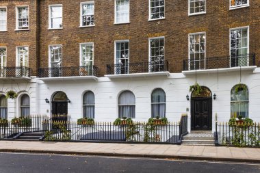 Londra 'daki güzel Gürcü konakları beyaz cepheli, siyah parmaklıklı ve çiçekli pencereli.